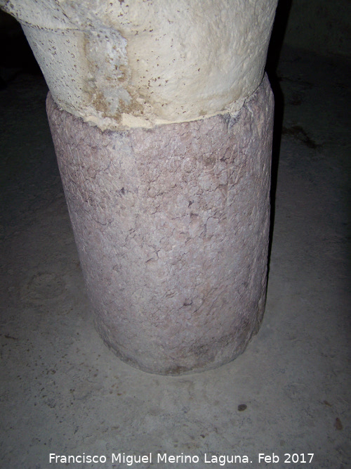 Aljibe Almohade - Aljibe Almohade. Pedestal romano con inscripcin