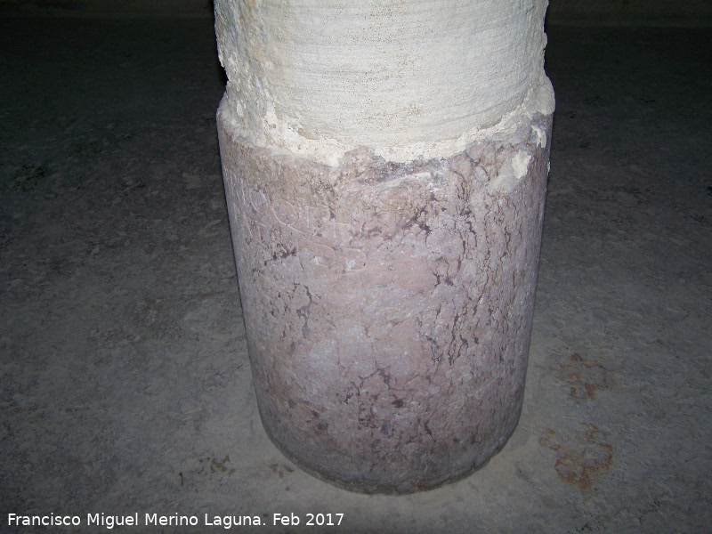 Aljibe Almohade - Aljibe Almohade. Pedestal romano con inscripcin