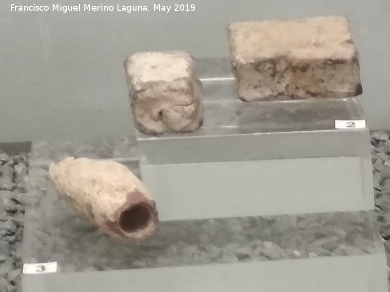 Minas romanas del Centenillo - Minas romanas del Centenillo. Lingotes y tubo de plomo. Siglos I-II. Museo Arqueolgico de Linares