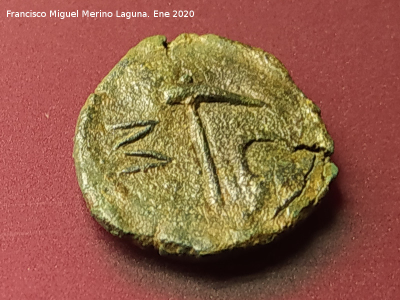 Minas romanas del Centenillo - Minas romanas del Centenillo. Semis del Centenillo. Anverso: Pico y gancho minero; M(etalla) o M(etalli). Reverso: Racimo de uvas; OR(etania). Museo Provincial de Ja�n