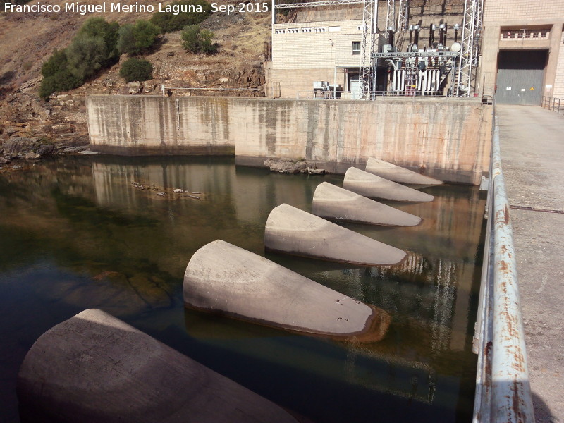 Pantano del Guadalmena - Pantano del Guadalmena. Base de la presa