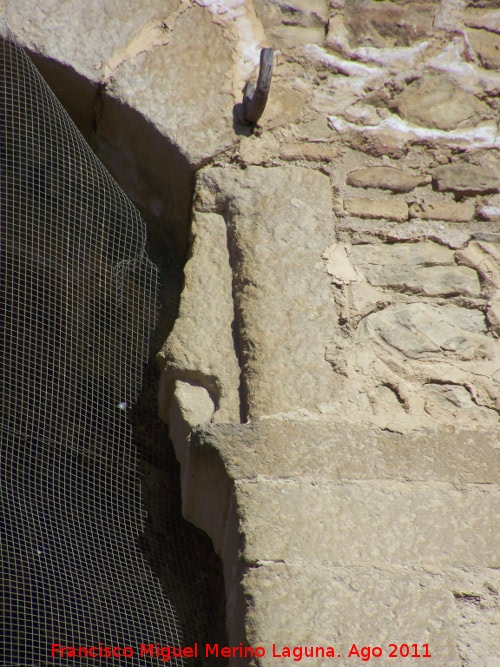 Castillo de Higuera de Calatrava - Castillo de Higuera de Calatrava. Detalle de la ventana