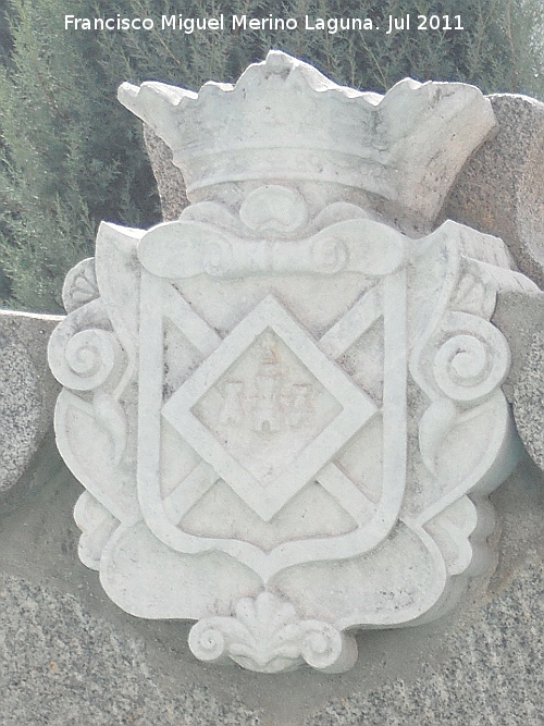 Monumento a los Marqueses de Linares - Monumento a los Marqueses de Linares. Escudo