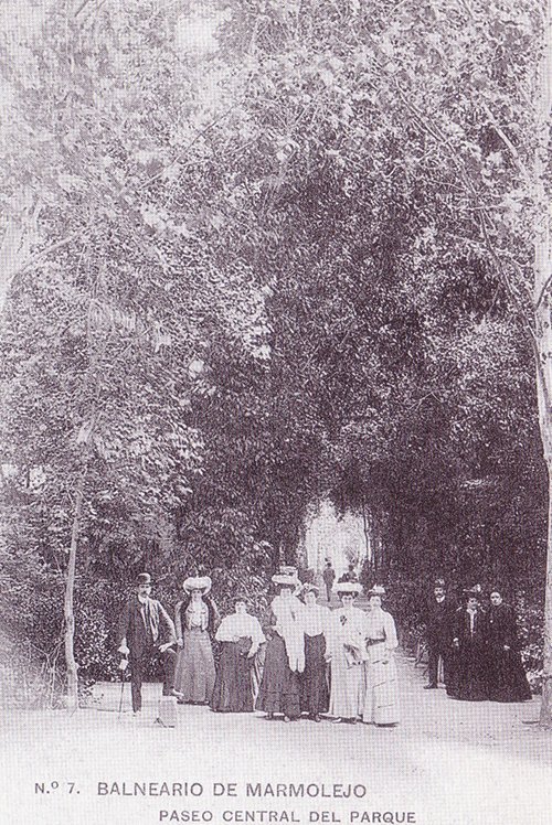Balneario de Marmolejo - Balneario de Marmolejo. Hacia 1905. Paseo central del parque del balmeario