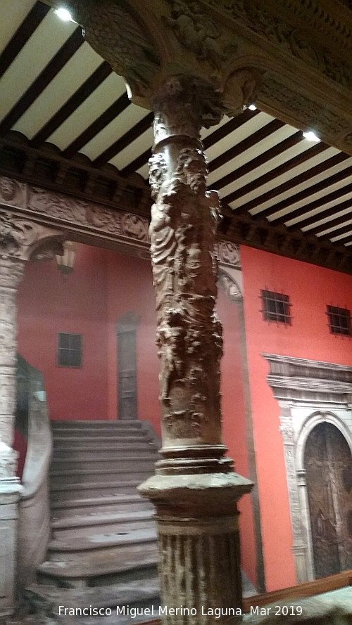 Patio de la Infanta - Patio de la Infanta. Columna y escaleras