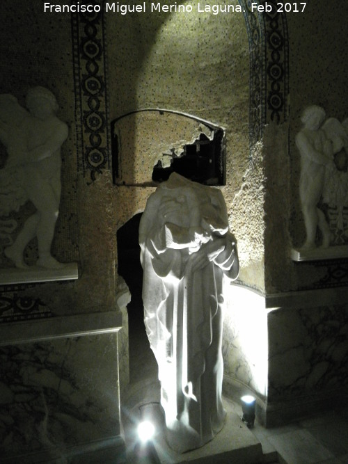Cripta del Barn Velasco - Cripta del Barn Velasco. Estatua decapitada