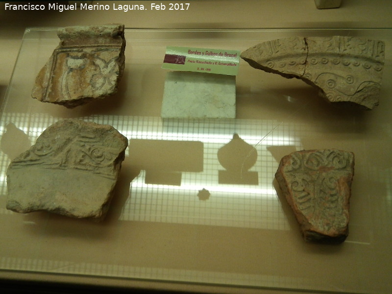Museo Arqueolgico Ciudad de Arjona - Museo Arqueolgico Ciudad de Arjona. Bordes y galbos de brocal. Siglos XII-XIII