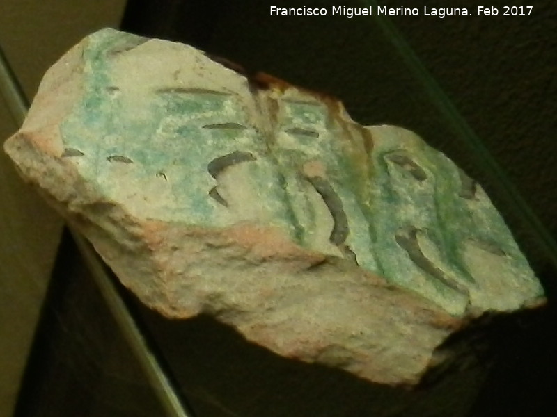 Museo Arqueolgico Ciudad de Arjona - Museo Arqueolgico Ciudad de Arjona. Galbo de brocal de pozo verde manganeso estampillada siglo XIII