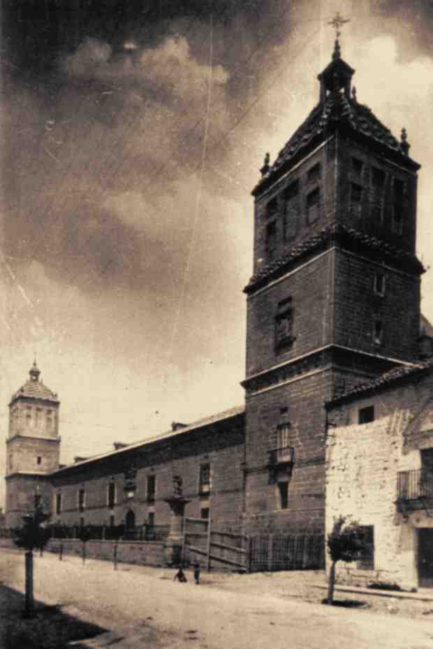 Hospital de Santiago. Fachada - Hospital de Santiago. Fachada. Foto antigua