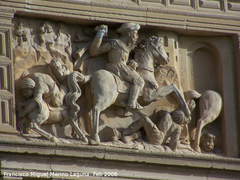 Hospital de Santiago. Fachada - Hospital de Santiago. Fachada. Relieve de la portada