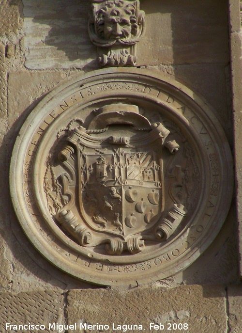 Hospital de Santiago. Fachada - Hospital de Santiago. Fachada. Escudo izquierdo