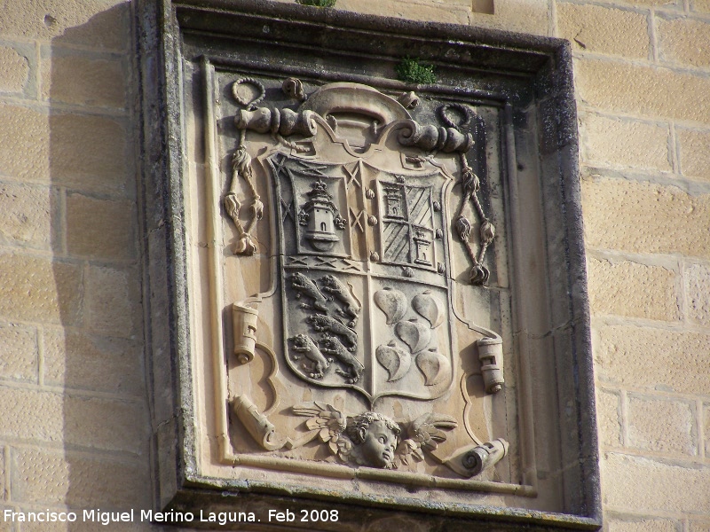 Hospital de Santiago. Torres - Hospital de Santiago. Torres. Escudo de la torre izquierda