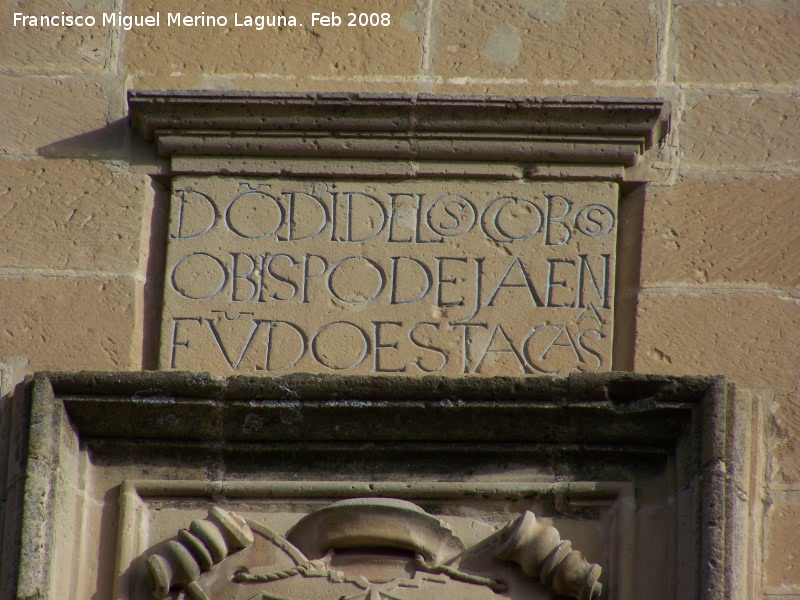 Hospital de Santiago. Torres - Hospital de Santiago. Torres. Estela sobre el escudo de la torre derecha