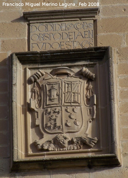 Hospital de Santiago. Torres - Hospital de Santiago. Torres. Escudo de la torre derecha