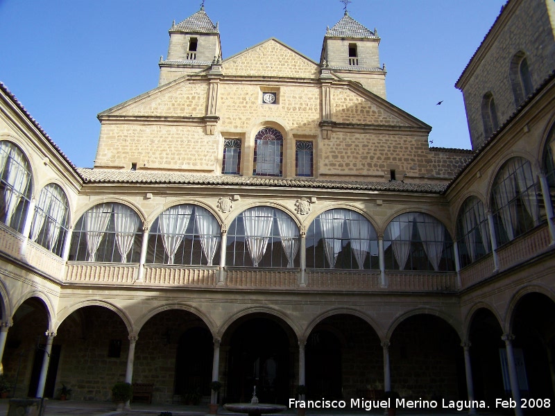 Hospital de Santiago. Patio Central - Hospital de Santiago. Patio Central. Con la capilla detrs