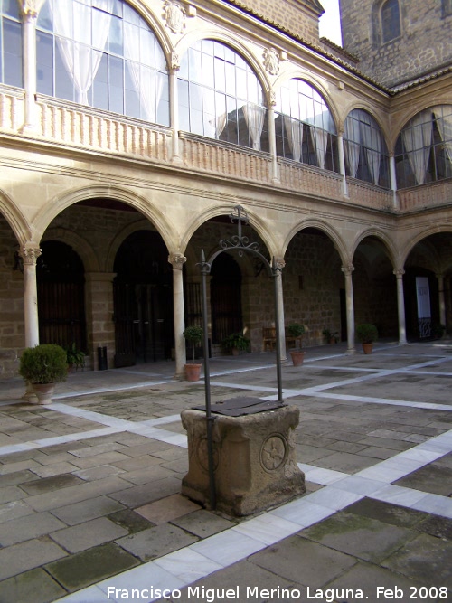 Hospital de Santiago. Patio Central - Hospital de Santiago. Patio Central. Pozo