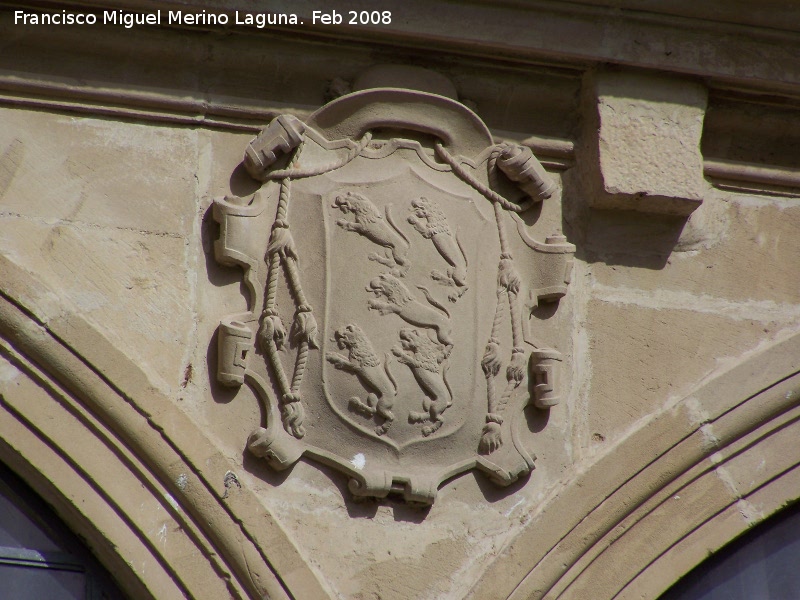 Hospital de Santiago. Patio Central - Hospital de Santiago. Patio Central. Escudo derecho delante de la capilla