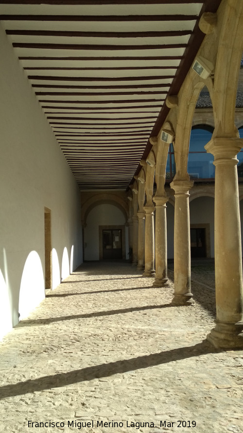 Hospital de Santiago. Patio Central - Hospital de Santiago. Patio Central. Galera baja