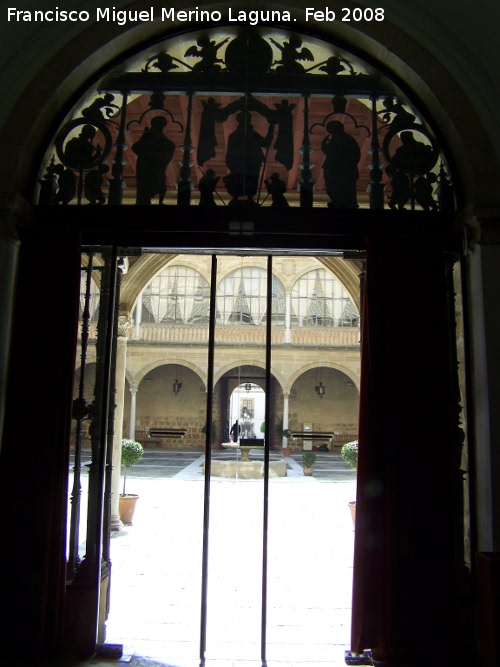 Hospital de Santiago. Capilla - Hospital de Santiago. Capilla. Patio a travs de la reja central