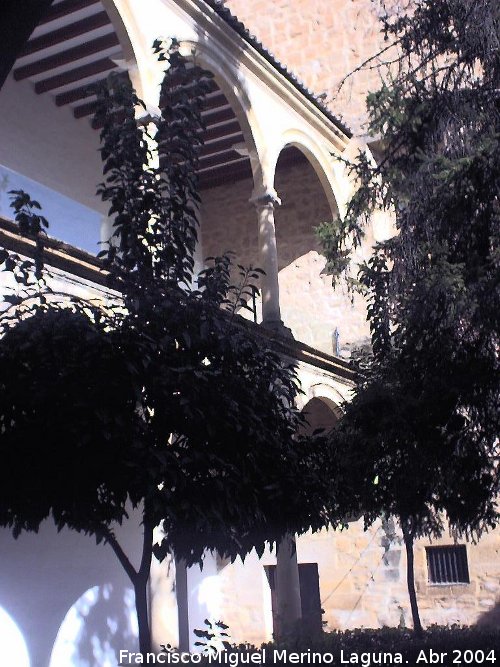 Hospital de Santiago. Patios Laterales - Hospital de Santiago. Patios Laterales. Patio derecho