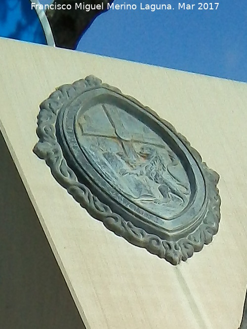 Monumento al Pendón de Baeza - Monumento al Pendón de Baeza. Escudo