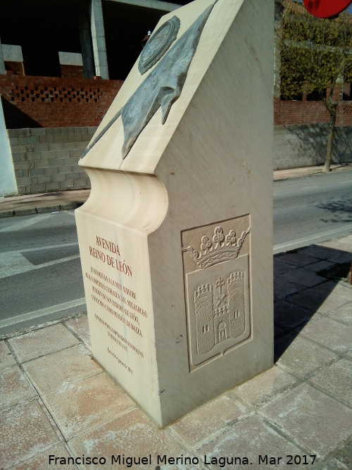 Monumento al Pendón de Baeza - Monumento al Pendón de Baeza. Escudo de Baeza