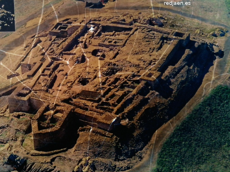 Castillo de Alarcos - Castillo de Alarcos. Foto area de un panel informativo