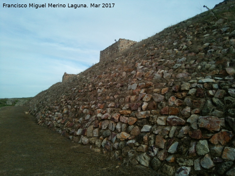 Castillo de Alarcos - Castillo de Alarcos. Foso y talud norte