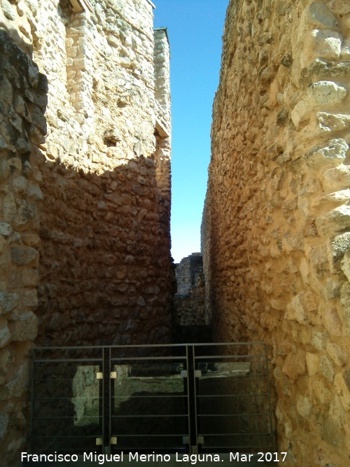 Calatrava la Vieja. Alczar - Calatrava la Vieja. Alczar. Espacio entre la iglesia y la muralla