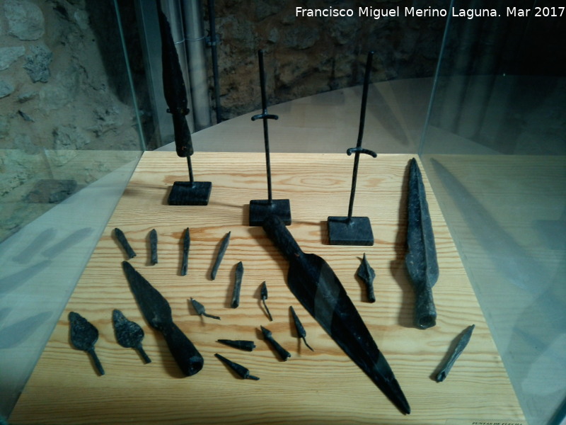 Batalla de Alarcos - Batalla de Alarcos. Reproducciones de armas encontradas expuestas en Calatrava la Vieja - Carrin de Calatrava