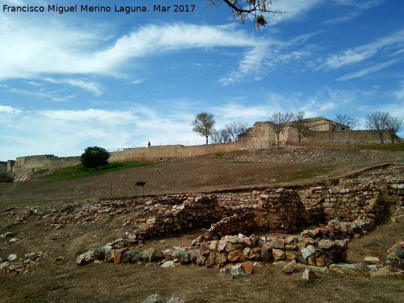 Ciudad Medieval de Alarcos - Ciudad Medieval de Alarcos. Murallas al fondo