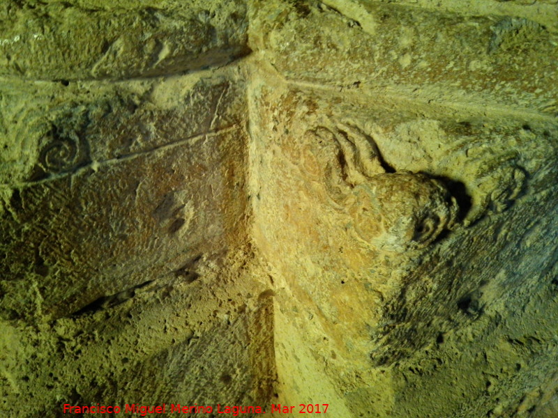 Ermita de Alarcos - Ermita de Alarcos. Basa con esquinas de buho