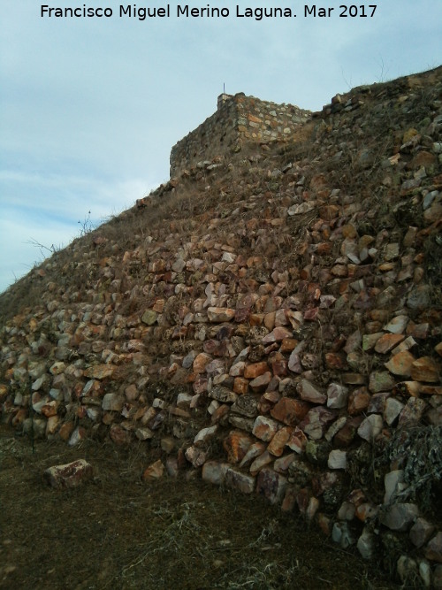 Castillo de Alarcos. Torren Noreste - Castillo de Alarcos. Torren Noreste. Sobre el talud