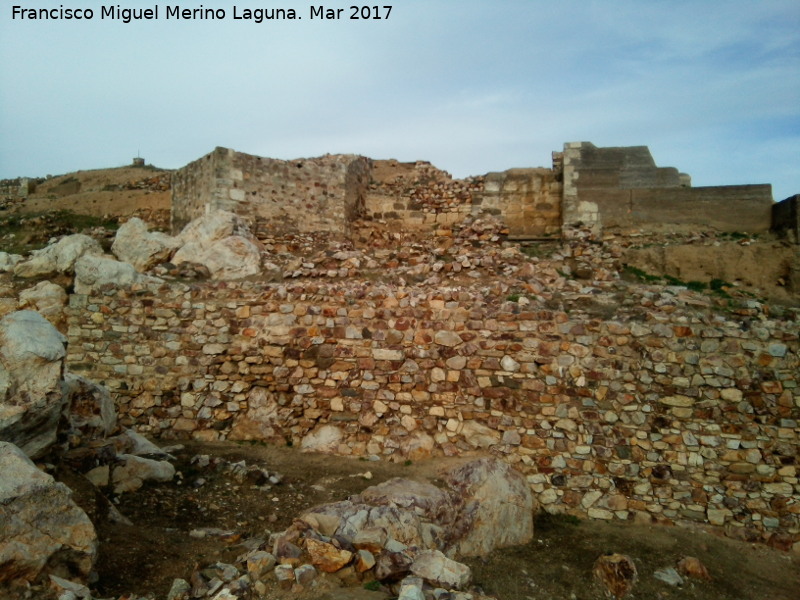 Castillo de Alarcos. Torren Pentagonal Oeste - Castillo de Alarcos. Torren Pentagonal Oeste. Protegiendo la puerta