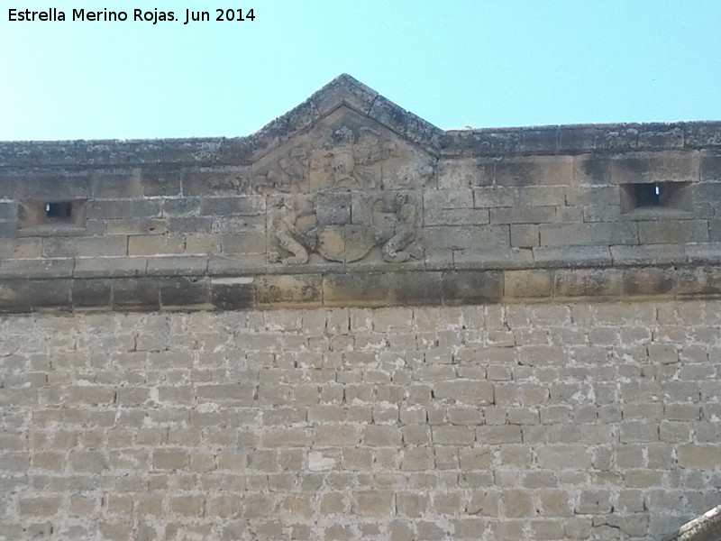 Castillo de Sabiote - Castillo de Sabiote. Escudo y troneras