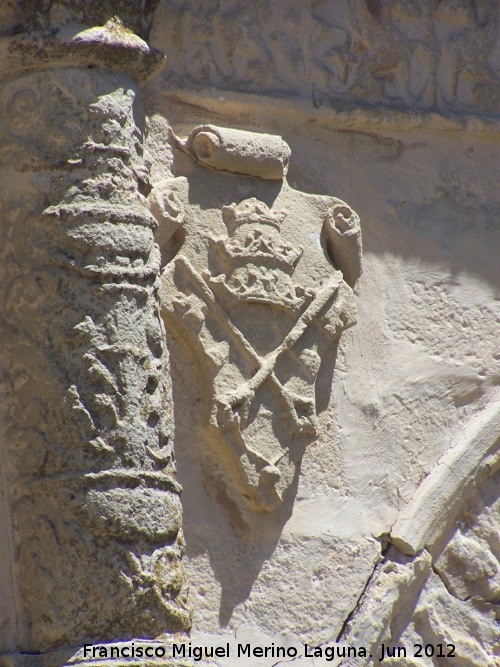 Iglesia de San Pedro - Iglesia de San Pedro. Escudo izquierdo de la portada sur