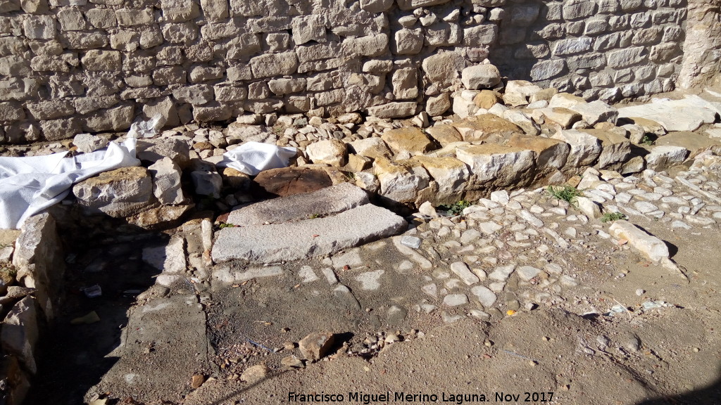 Muralla de Sabiote - Muralla de Sabiote. Vivienda intramuros con puerta de piedras de molino reutilizadas