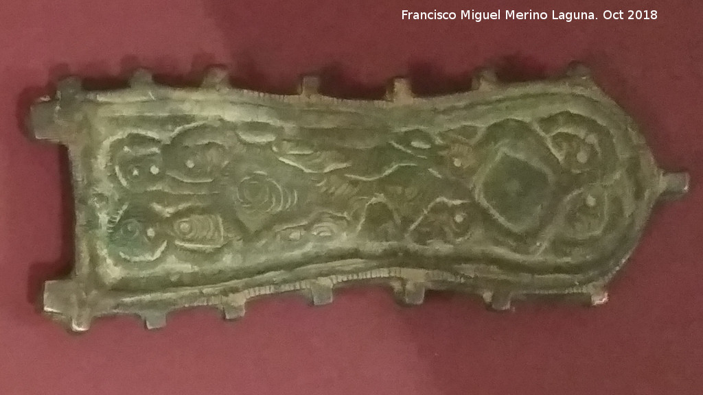 Historia de Santo Tom - Historia de Santo Tom. Broche de placa liriforme de bronce, siglos VI-VII. Museo Provincial de Jan