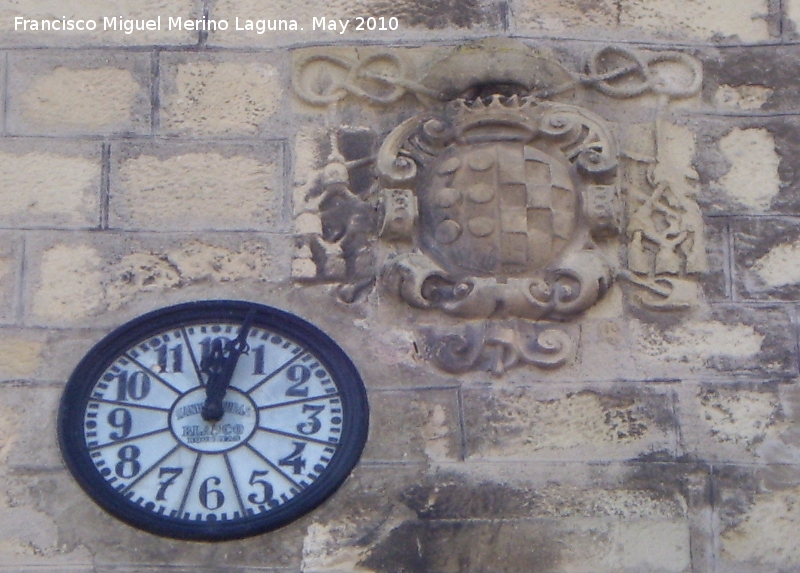 Iglesia de San Bartolom - Iglesia de San Bartolom. Escudo y reloj