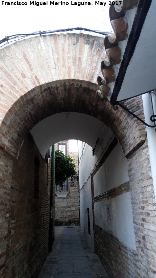 Calle de la Luna - Calle de la Luna. Primeros arcos de la calle respecto a la plazoleta