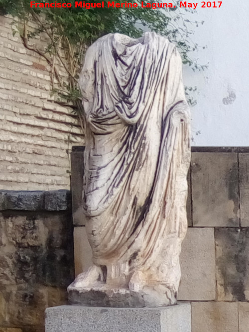 Fuente de la Plaza Sneca - Fuente de la Plaza Sneca. Escultura romana