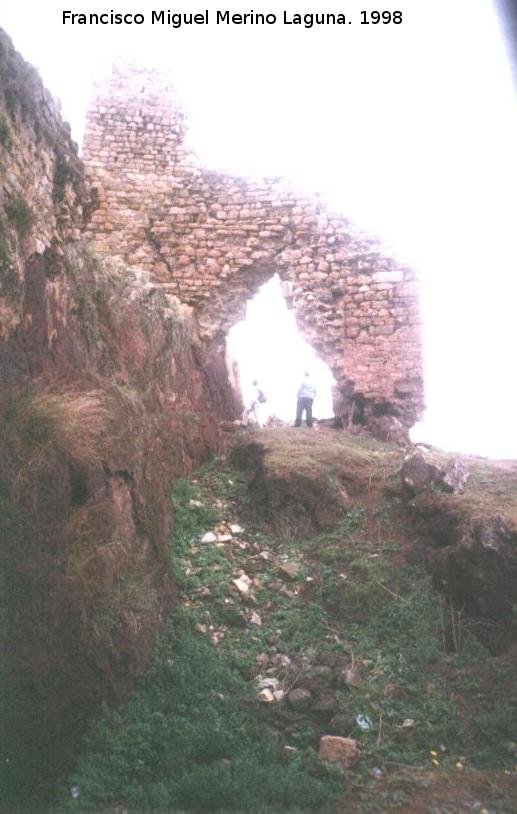 Castillo del Berrueco - Castillo del Berrueco. Arco Albarrano y foso