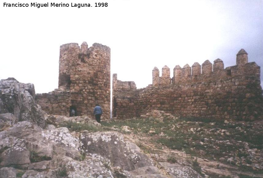 Castillo del Berrueco - Castillo del Berrueco. Torren circular izquierdo y murallas con sus almenas originales