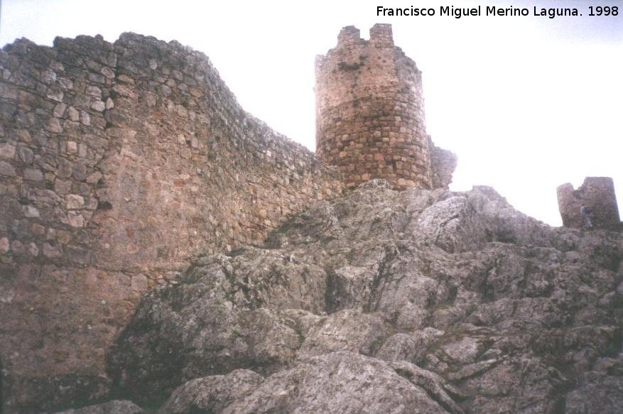 Castillo del Berrueco - Castillo del Berrueco. Muralla y los dos torreones circulares