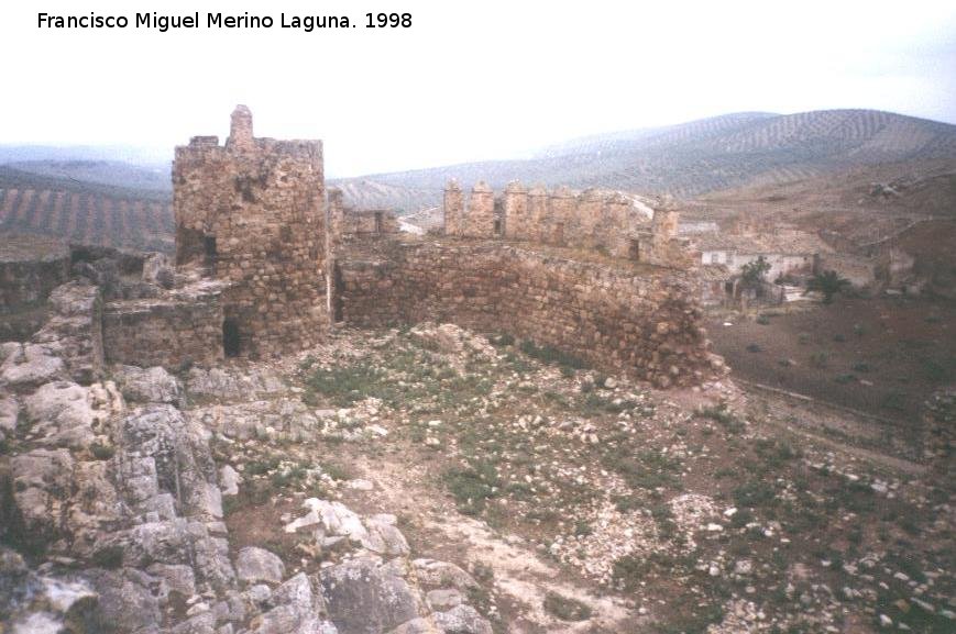 Castillo del Berrueco - Castillo del Berrueco. Patio de Armas, con el Torren Circular izquiedo y las murallas almenadas