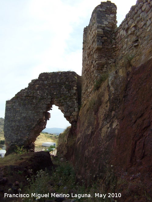 Castillo del Berrueco - Castillo del Berrueco. Arco albarrano y foso