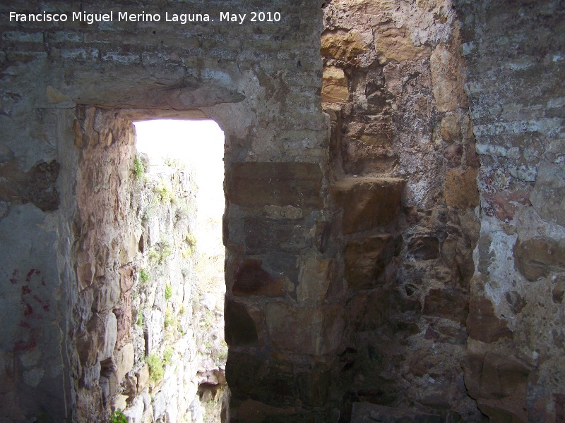 Castillo del Berrueco - Castillo del Berrueco. Puerta de acceso y escaleras hacia la azotea del Torren circular derecho
