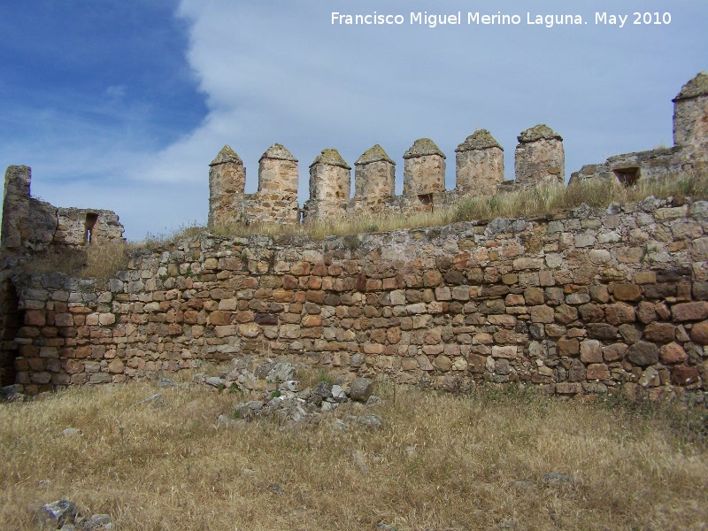 Castillo del Berrueco - Castillo del Berrueco. Muralla con el paso de guardia, aspilleras y almenas apuntadas