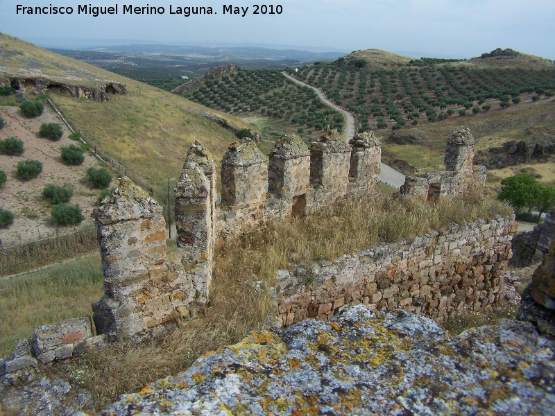 Castillo del Berrueco - Castillo del Berrueco. Paso de guardia y almenas apuntadas con aspilleras