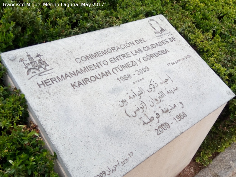 Monumento al Hermanamiento entre Kairouan y Crdoba - Monumento al Hermanamiento entre Kairouan y Crdoba. Placa